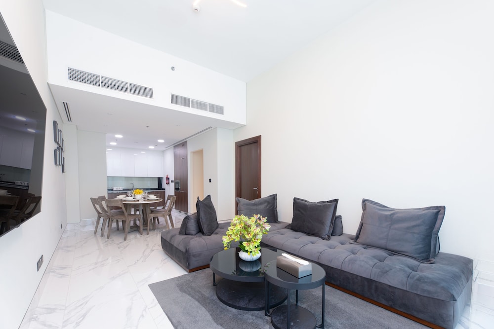 SIMPLY COMFORT Urban Chic Suites in J One Tower City & Canal Views