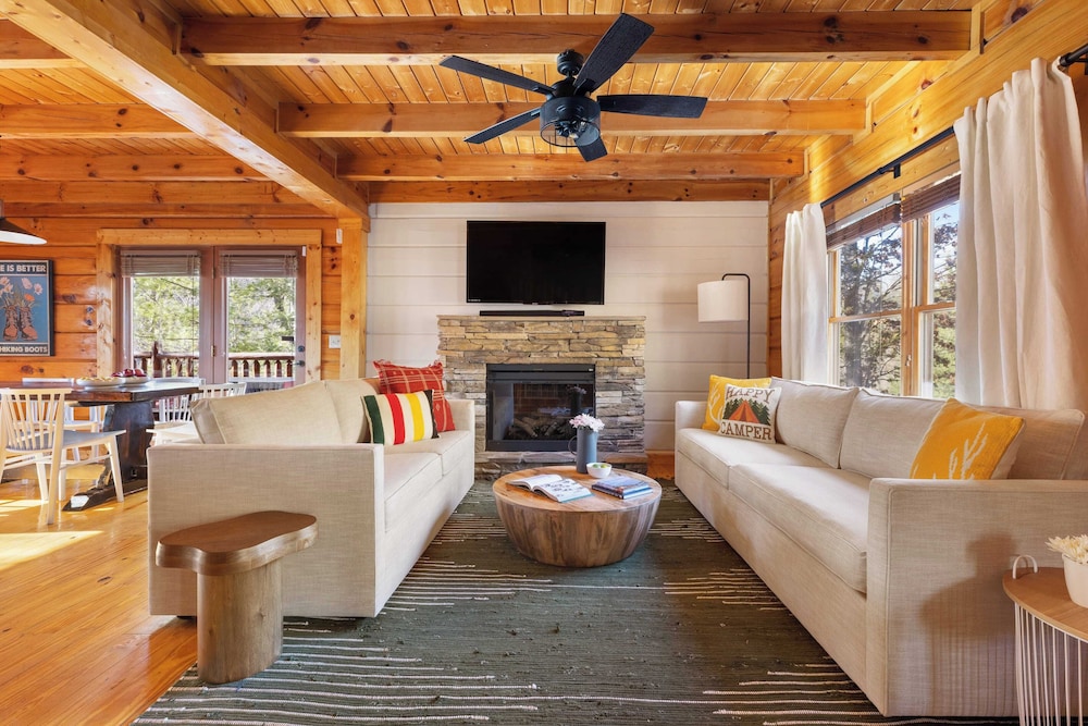 Redesigned, Hot Tub, Firepit, Billiards Pigeon Forge Riverbend by Avantstay