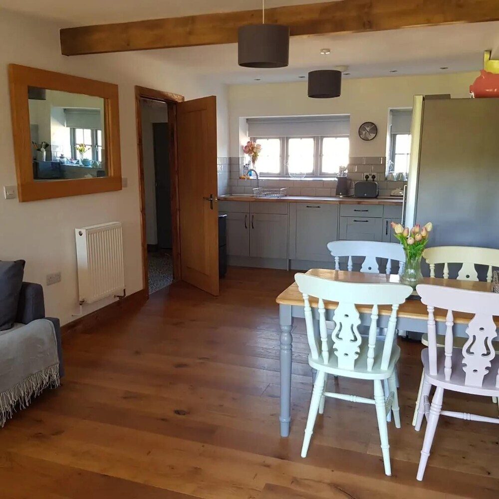 3 Bedroom Cottage - Hot Tub, Garden, Parking view 3