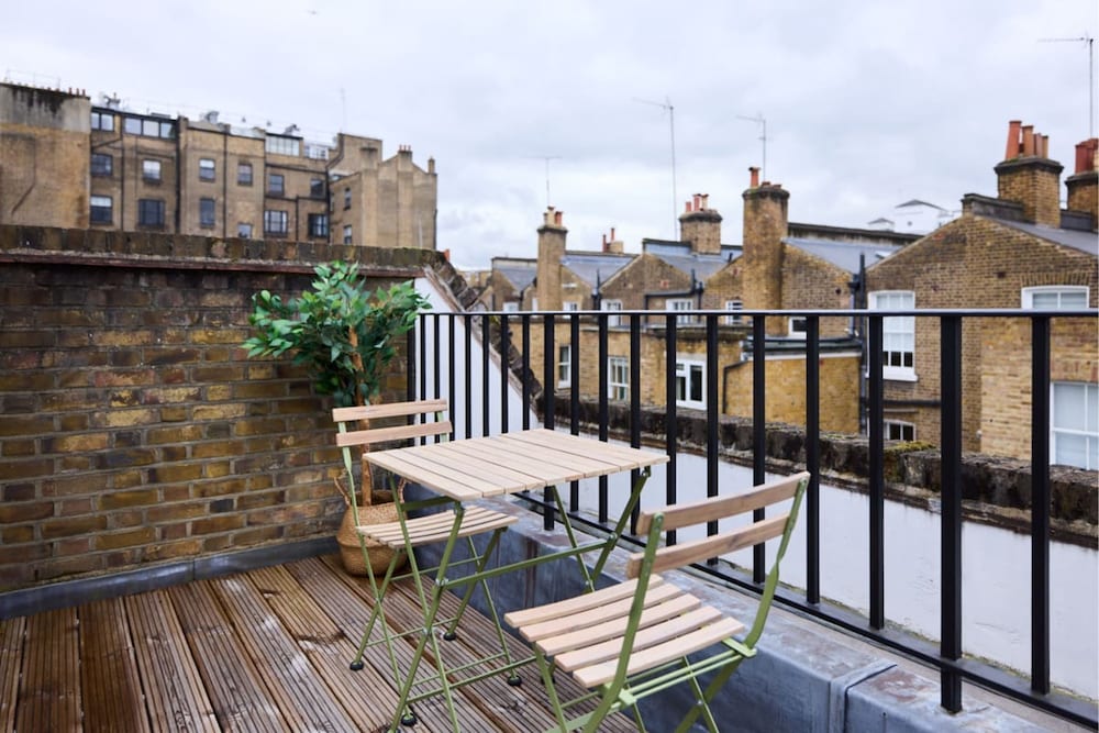 The Kensington Palace Hideout - Homely 5bdr House With Patio and Balcony