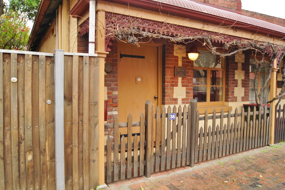 Hotel Adelaide Heritage Cottages & Apartments - Image 1