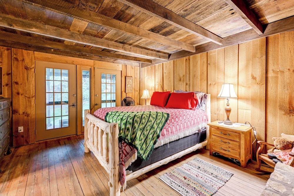 Trail Access & Tranquil Setting: Franklin Retreat!