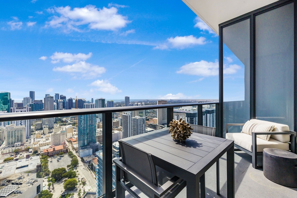 Lux Studio W City Views and Pool