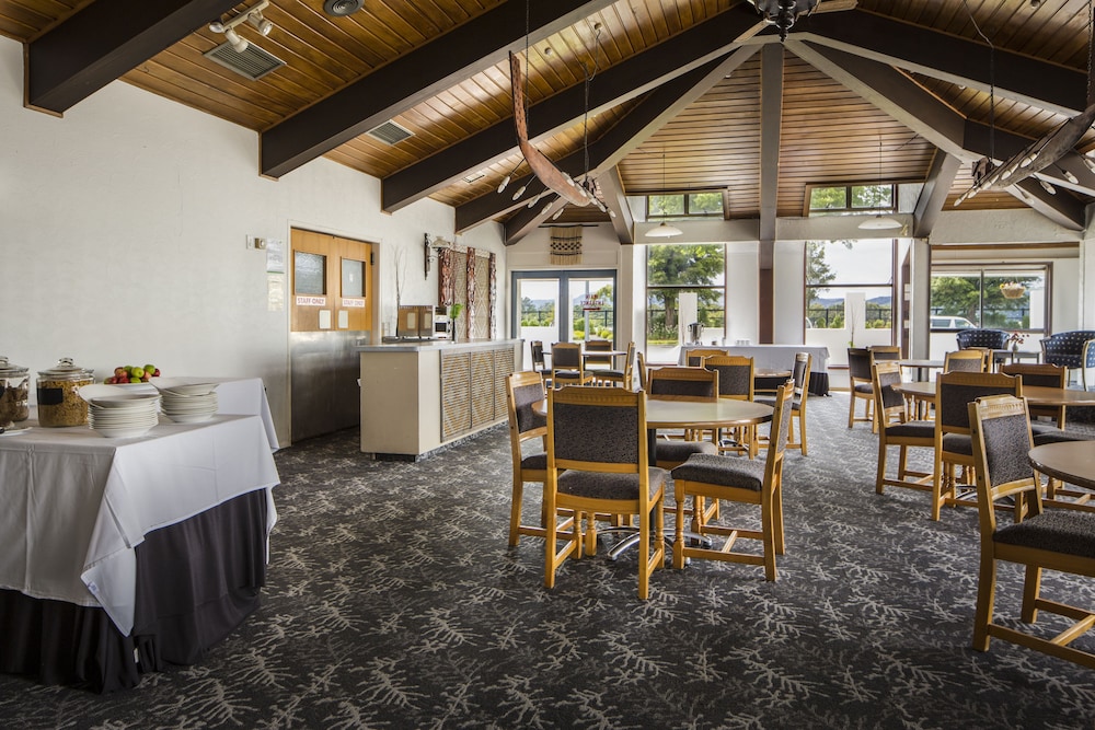 Four Canoes Hotel