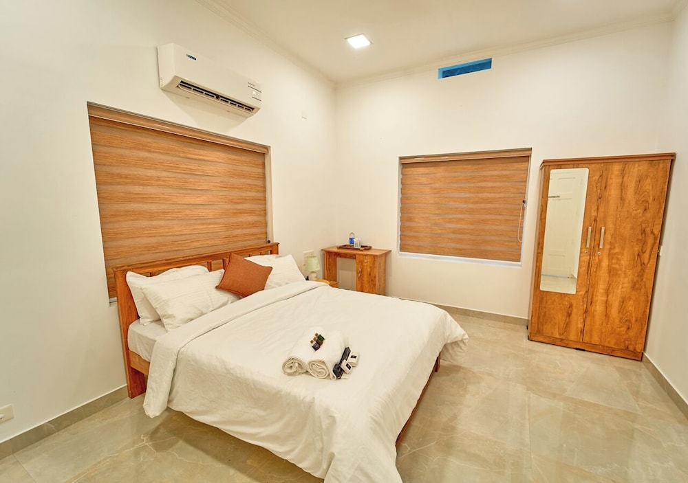 Ashtamudi Lake Villa by VOYE HOMES
