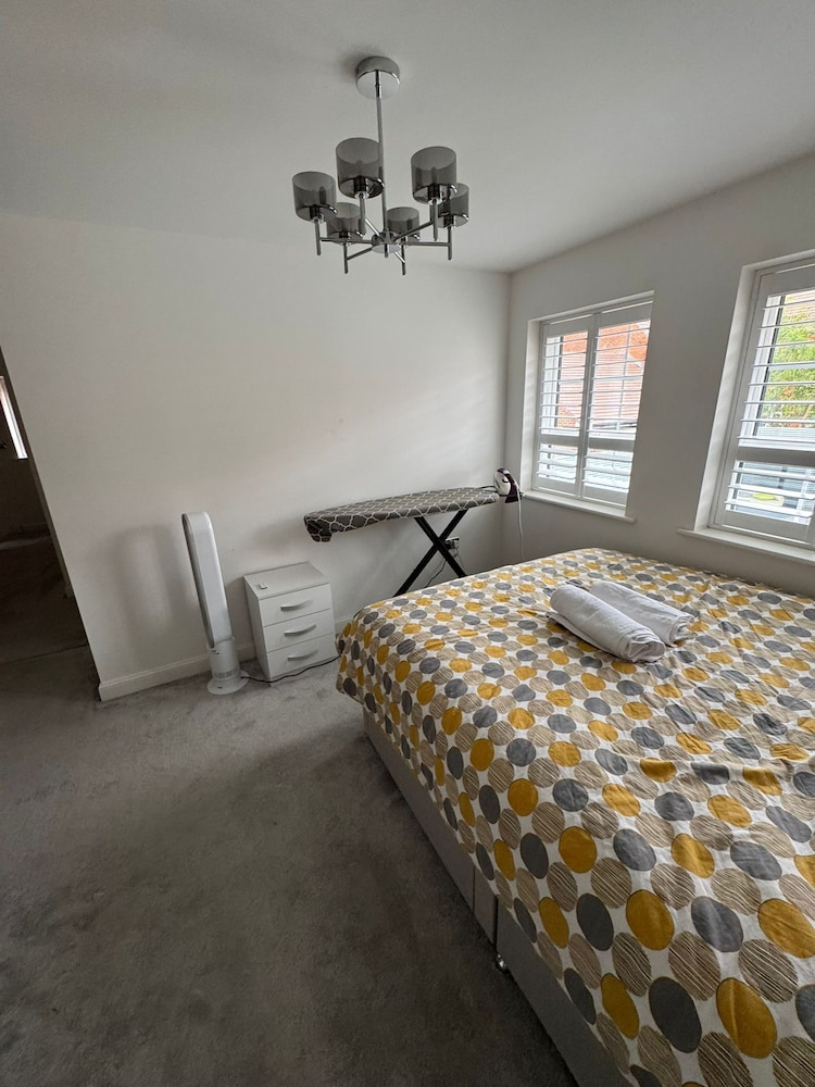 Luxurious Majestic 4 Bedroom- Free Parking