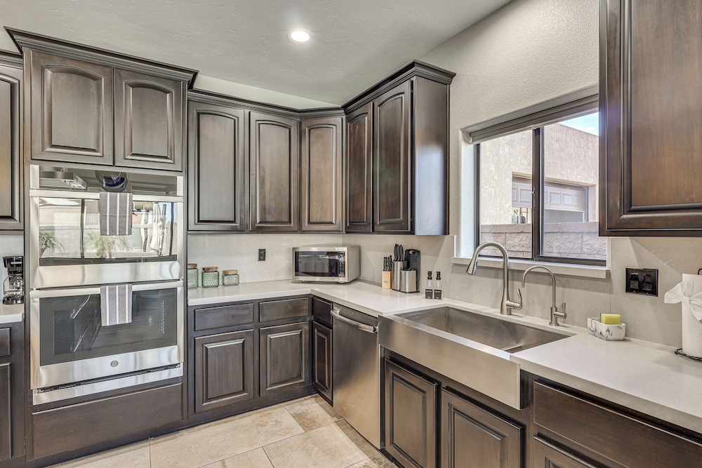 Modern Gem w/ Pool & Mtn Views in Lake Havasu City