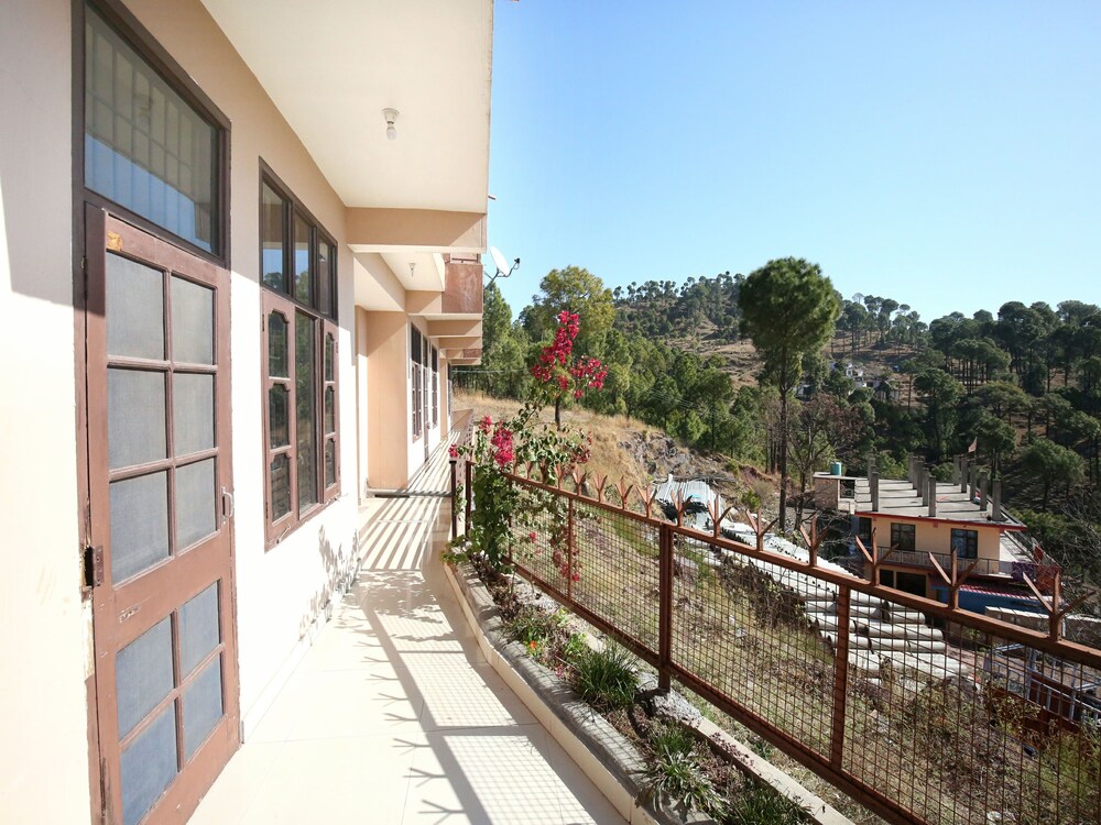 OYO 12734 Home Valley View Studio Kasauli