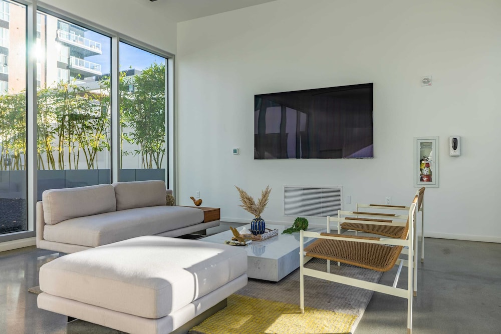 @marbella Lane - Chic 2BR Penthouse w/ Ocean Views