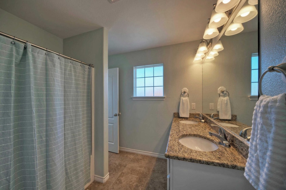 Sleeps 21, 2 Homes 2 Private Pools, Fire Pit, Swing Bar Walk to the Beach