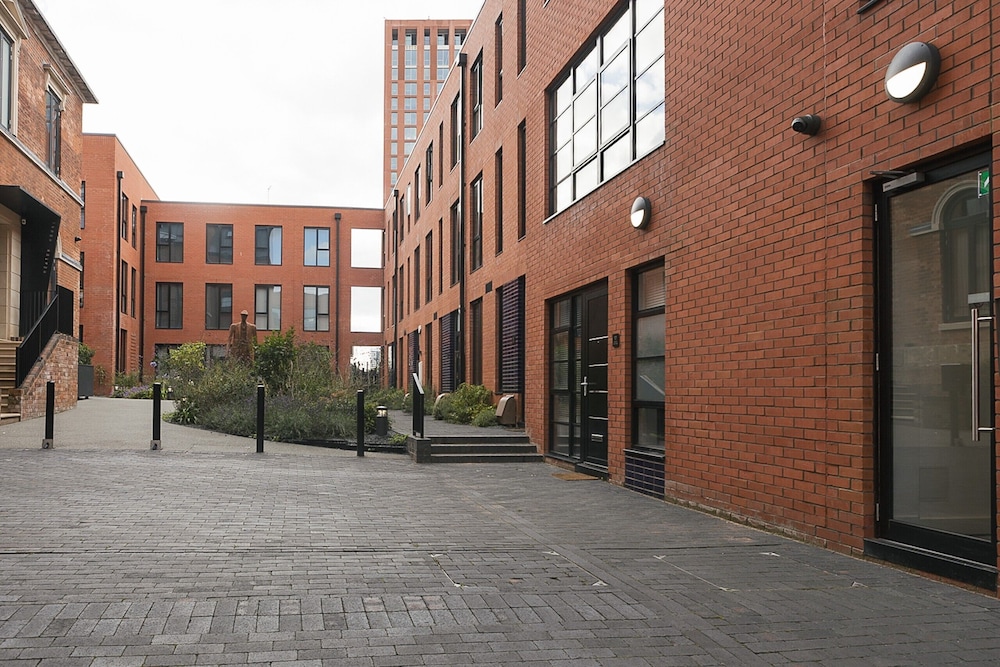 Professionals, City Centre, Parking, Superstore Nearby
