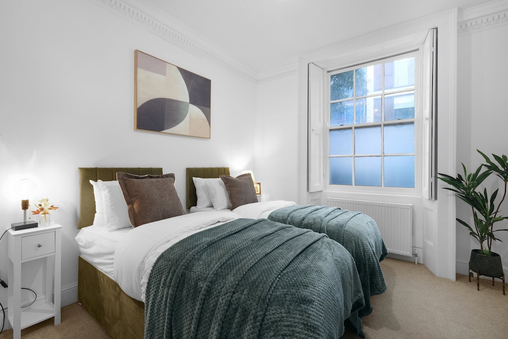 Luxury 3BR 2BA with Hot Tub and Garden