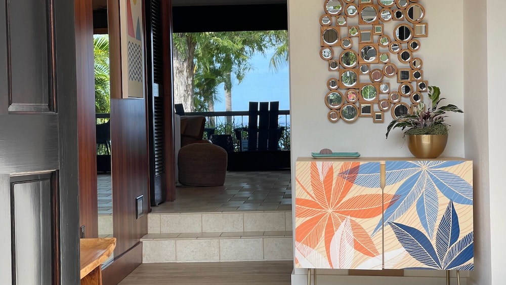 Sophisticated Oceanfront Retreat - Air-conditioned - Walk to Beach - Vrkcv