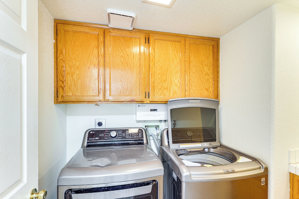 Pool, Games & Patio Bar! Epic Bullhead City Oasis