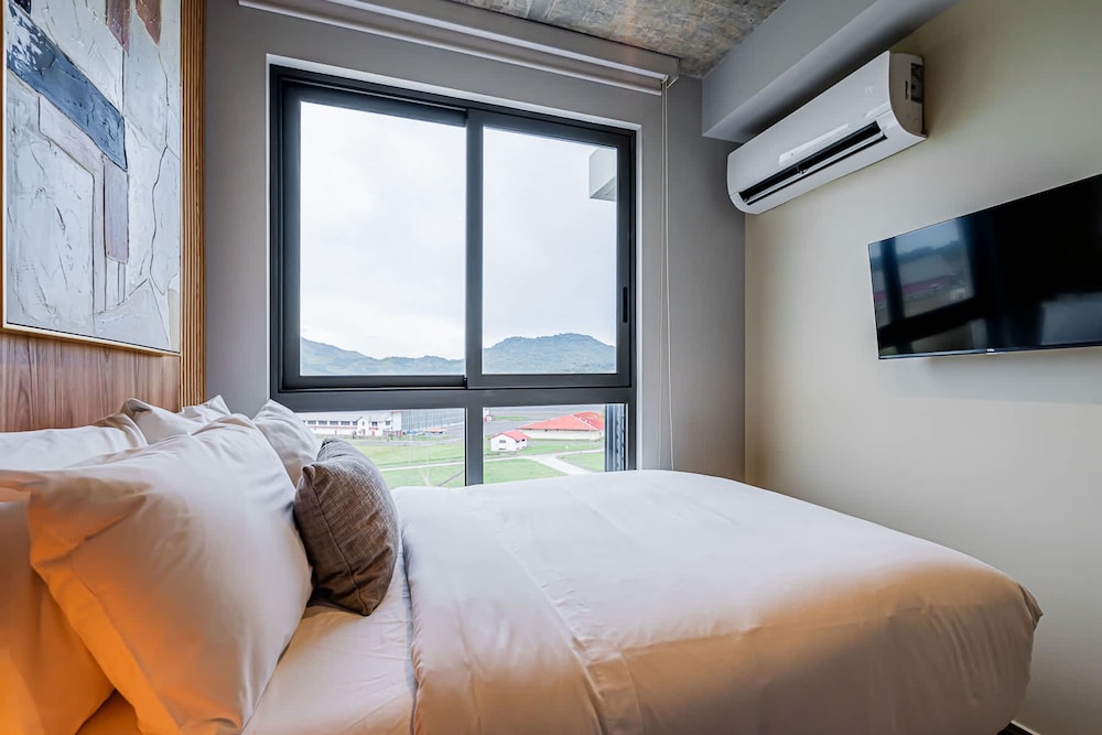 w Trendy 2BR w Balcony in the Heart of Centriqo