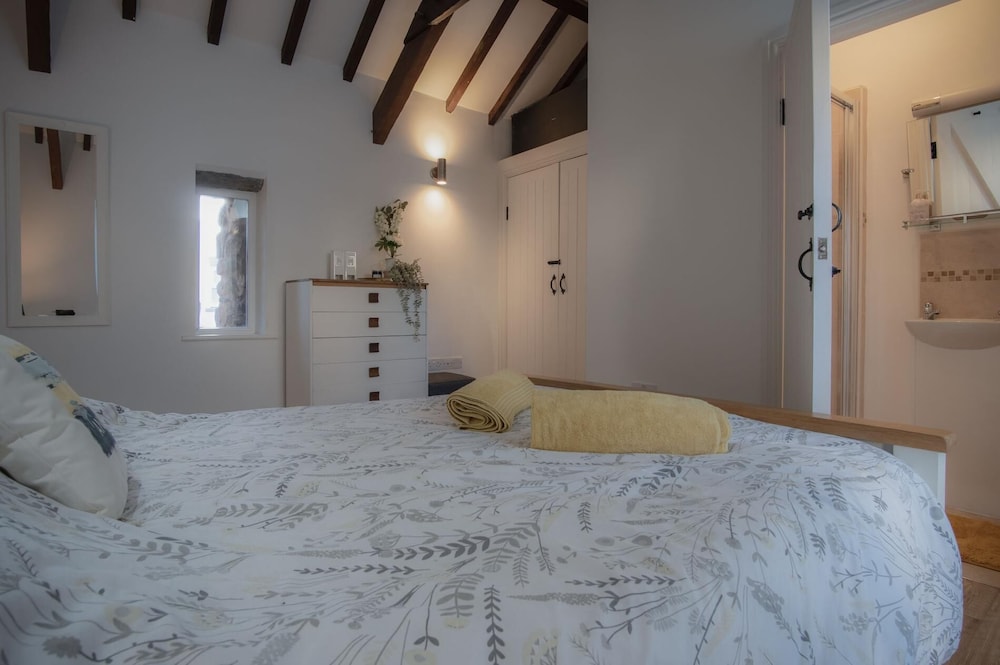 The Old Stables - 3 Bedroom Cottage - Angle