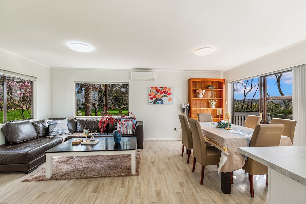 Cosy 3Br Home With Patio In Massey view 4