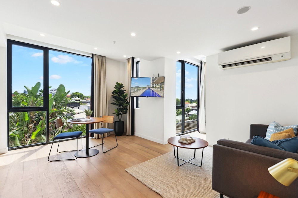 Stunning 1-bed by Victoria Park With Pool & Gym