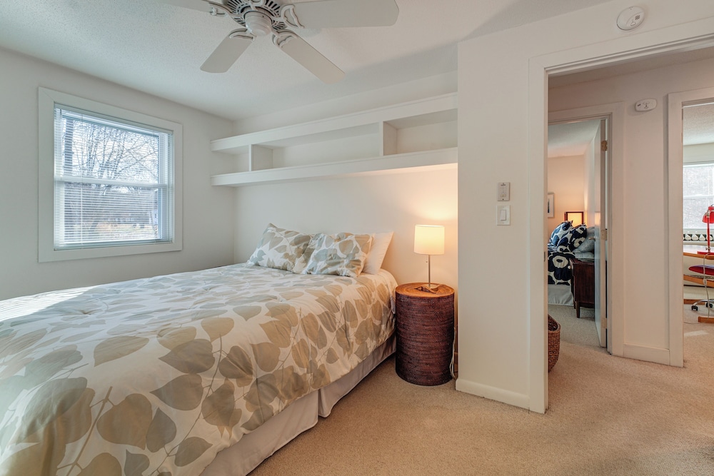 1 Mi to Maine Street! Mcm-style Home in Brunswick