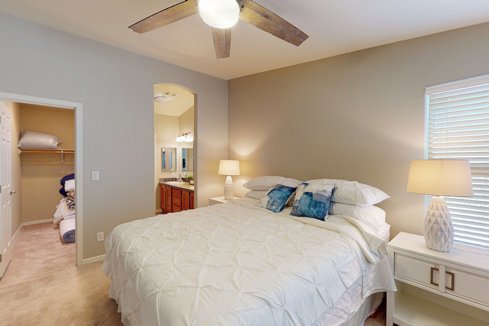 Exclusive 3BR w/ Pool, Hot Tub, W/d, & Clubhouse