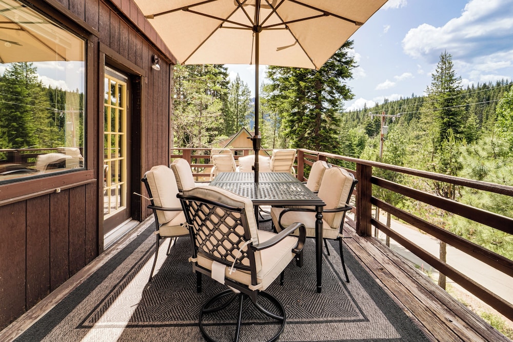6 Mi to Downieville Downhill: Cabin w/ Mtn Views
