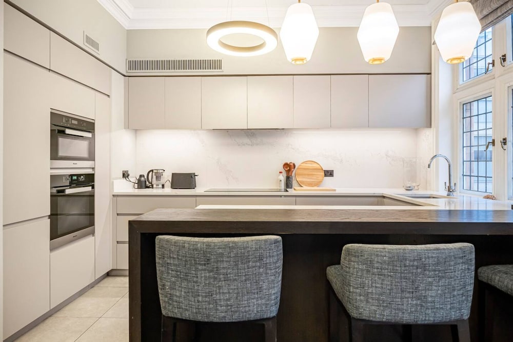Mayfair Home Private Parking Central AC