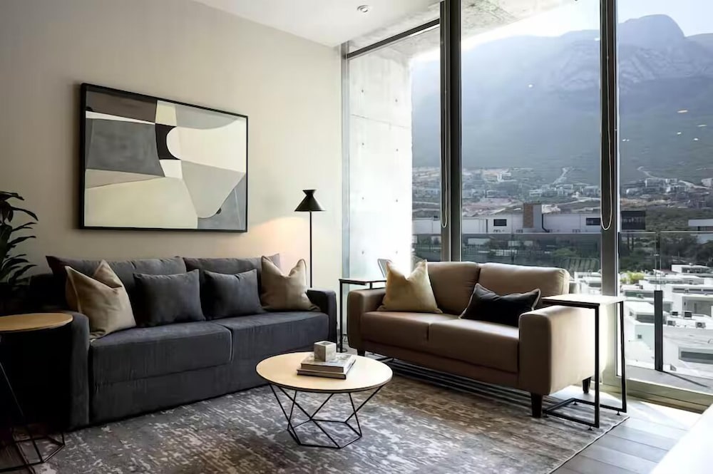 Modern Apts w Pool & Mountain View