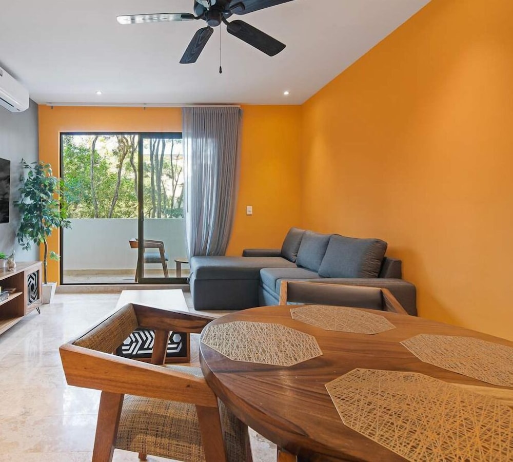 1 Br. LX Amenities Prime Location