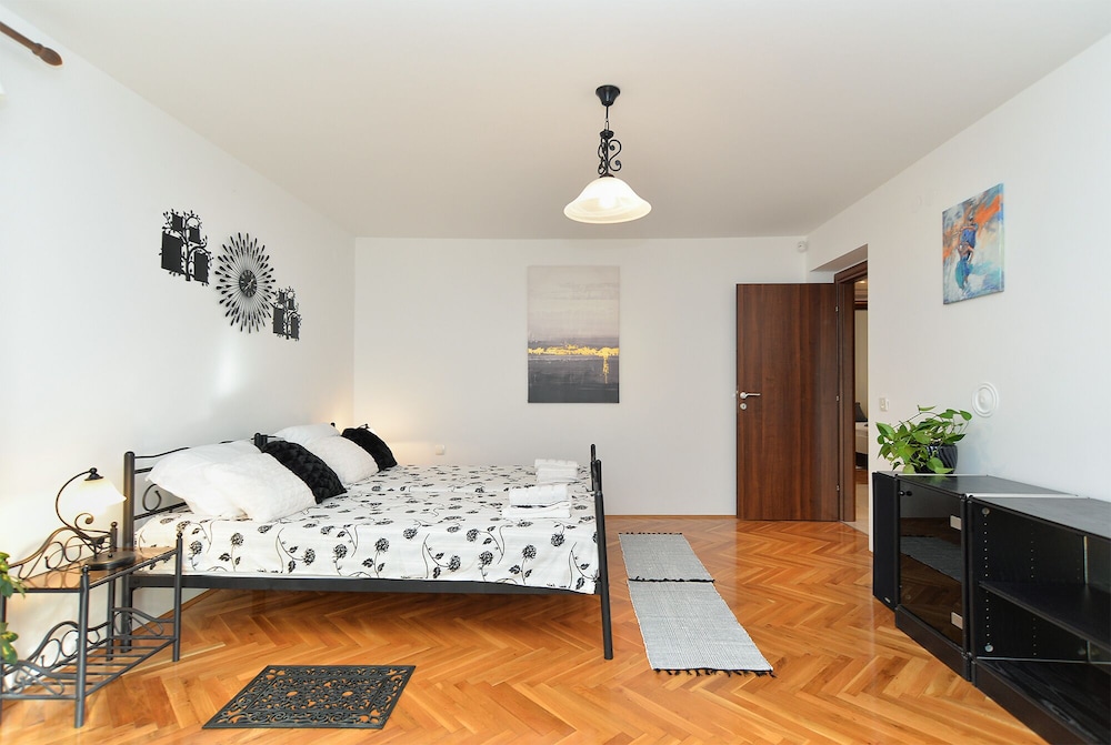 Apartment 1986 view 5