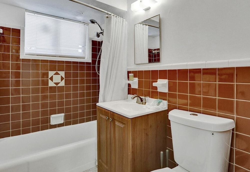 Beachfront Hollywood Studio, Walk to Boardwalk - Image 4