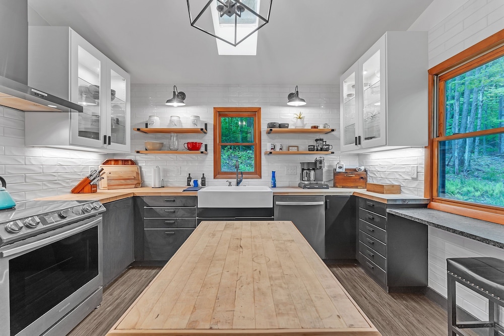 Modern Mountain Retreat Near Dolly Sods & Skiing 3 Bedroom Home