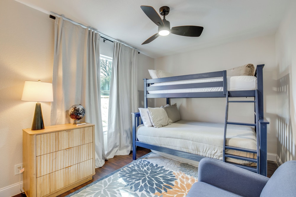 Dock & Fire Pit: Lakefront Gun Barrel City Getaway