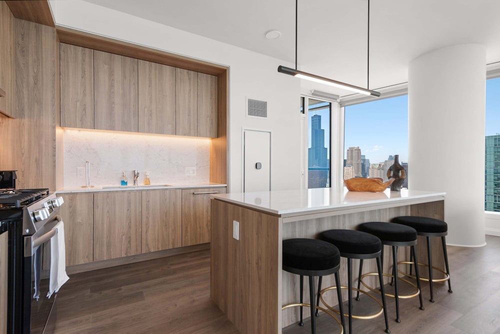Top-tier Stay 49th Fl Lakefront City Views