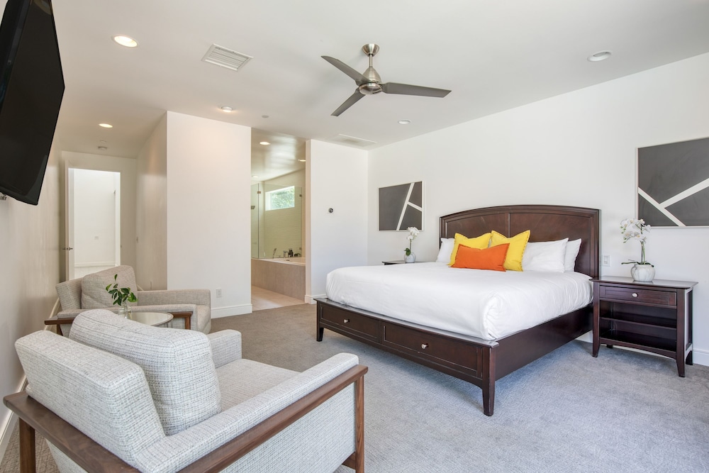 Polo Villa 3 by Avantstay Features Expansive Putting Green Pool Spa Outdoor Firepit 260328 6 Bedrooms