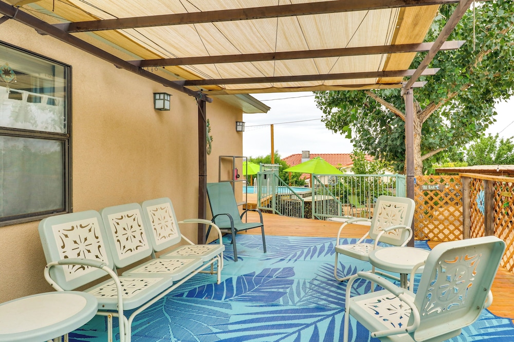 Outdoor Bar & Large Pool: Retro ABQ Retreat!