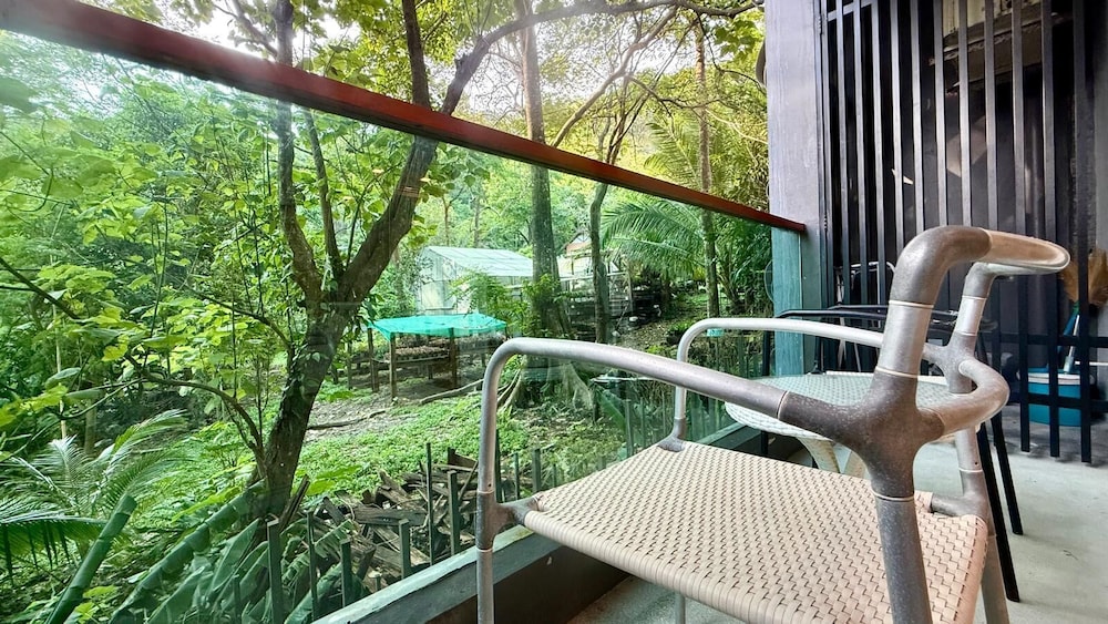 Emerald 412a - Studio With Balcony and Shared Pool
