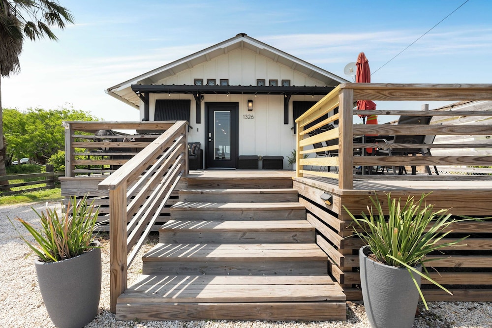 Simpatico by Avantstay Pool, Near Birding Center