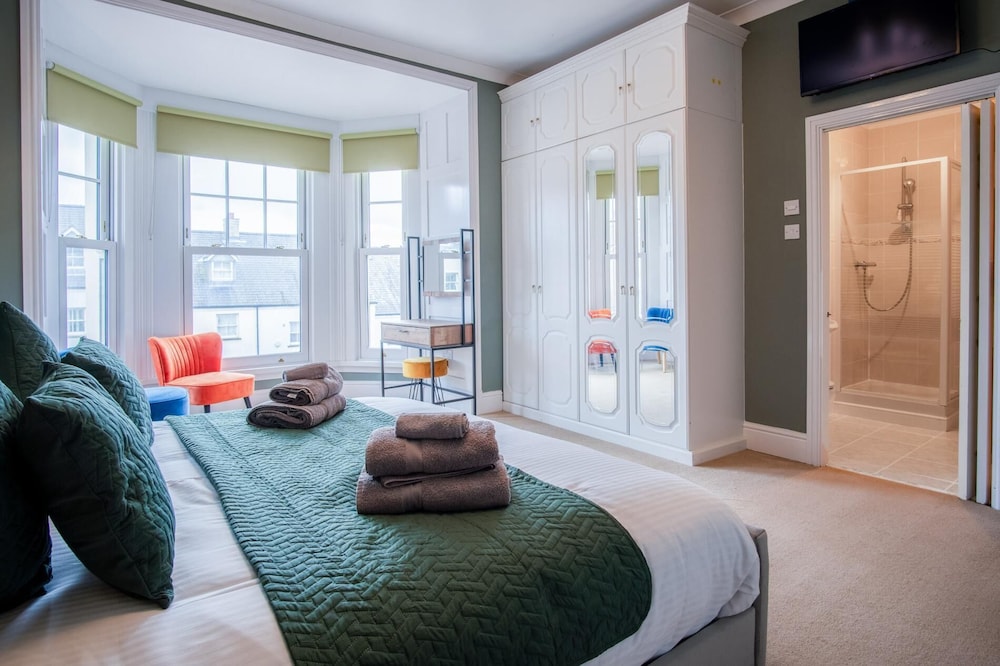 The Lanterns - 9 Bedroom - Sleeps 17 - Saundersfoot Village Centre