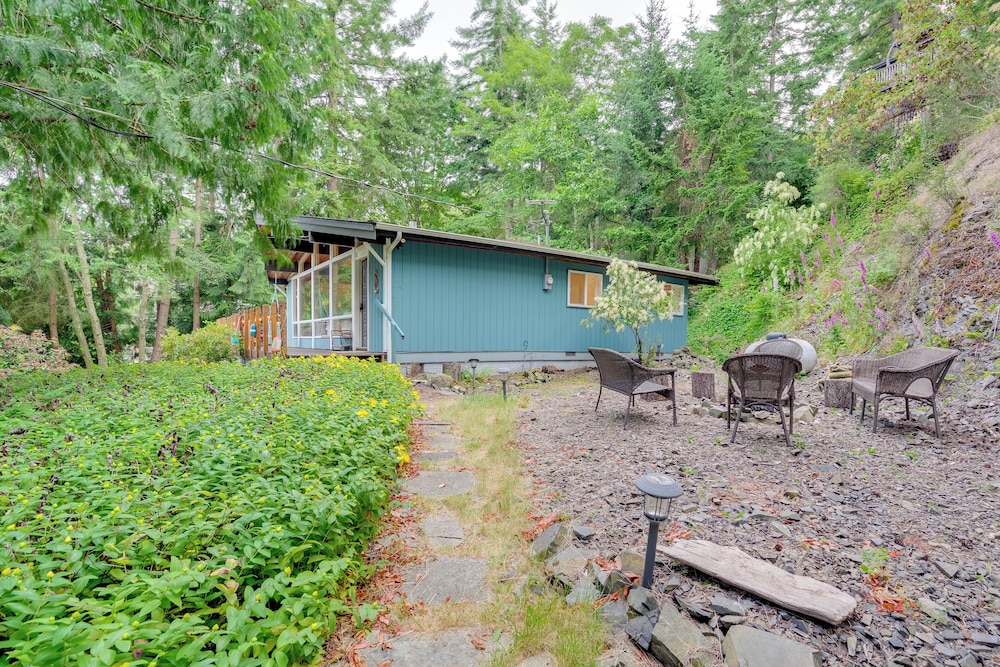 2 Blocks to Puget Sound Beach: Lummi Island Home
