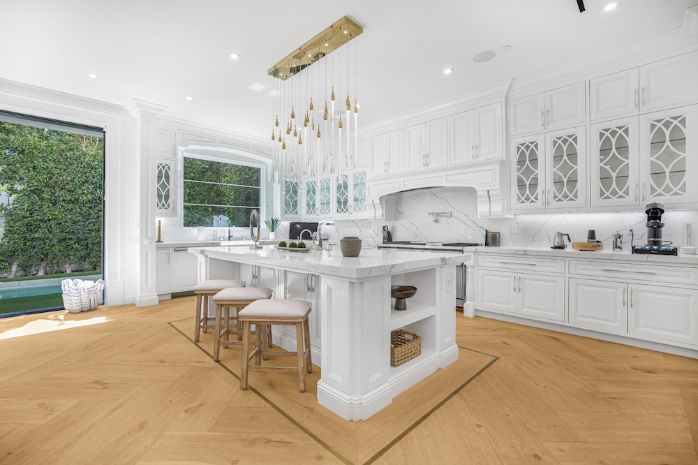 Spaulding Ave Farmhouse - Bespoke LA Home w/ Pool & Home Theater