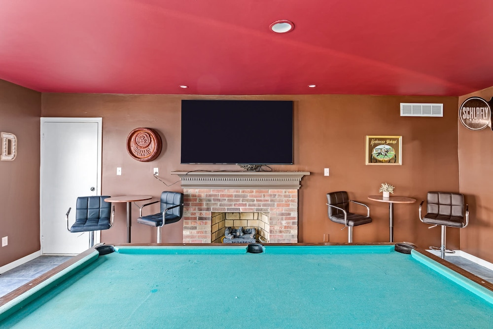 Renovated River Home Hot Tub Sauna Game Room