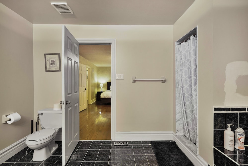 Mississauga Retreat Your Spacious 5-bedroom Home