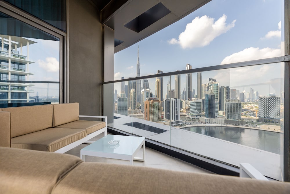 Waves - Seaside Splendor 2BR in Dubai's Business Bay — balance & terrace