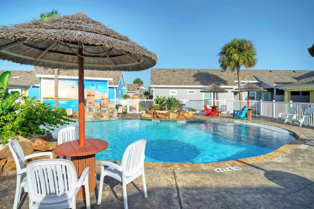 Sleeps 18 2 Beach Homes w/ 2 Pools, Playground, Covered Patios Pirates Bay
