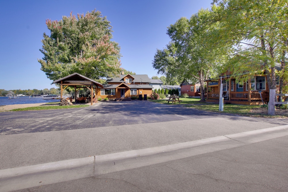 Rustic Wisconsin Cabin on Shawano Lake!