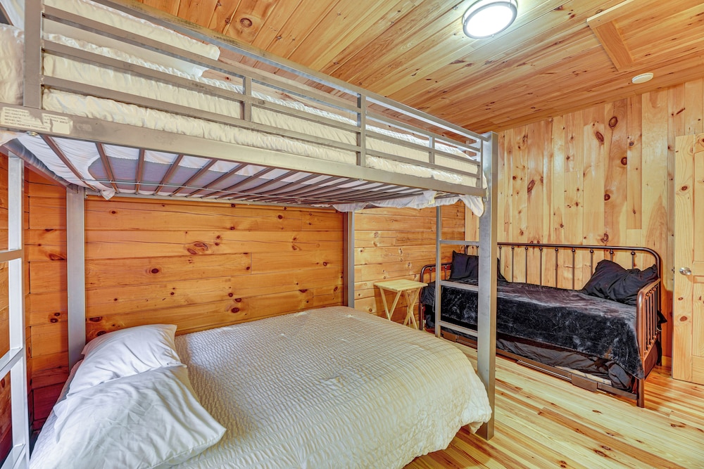 15 Mi to Snowshoe Resort: Cabin w/ Deck & Fire Pit
