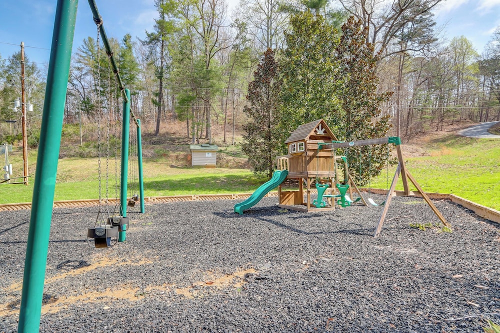 Hiwassee Lake Access: Pet-friendly Cabin w/ Views!