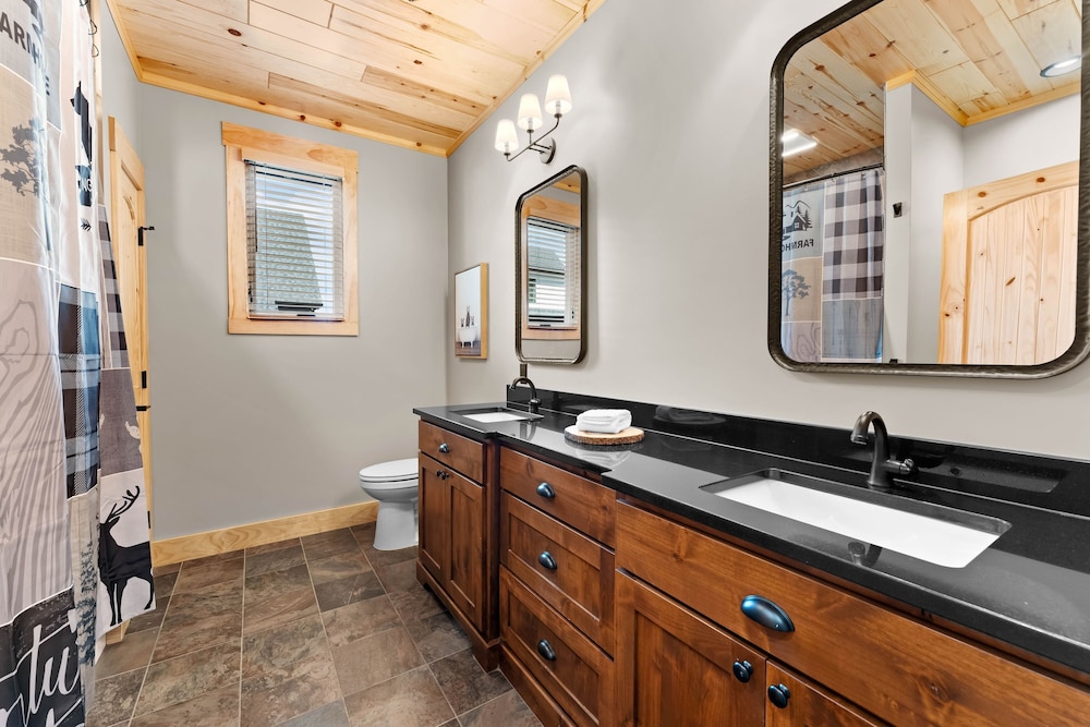 Black Bear Lodge by Avantstay Lakefront Dock Pool Theater Sleeps 20