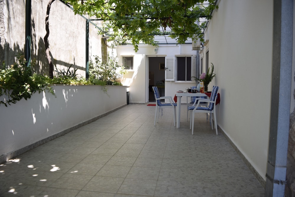 Jele Rooms
