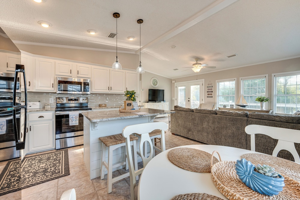 Breathtaking Views & Deck: Badin Lake House!